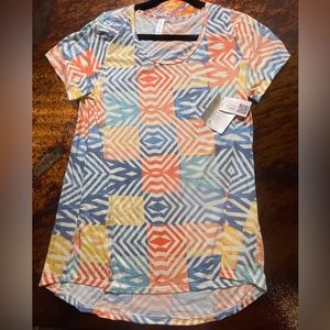 NWT Lularoe ‘Classic’ T-shirt. Size L.